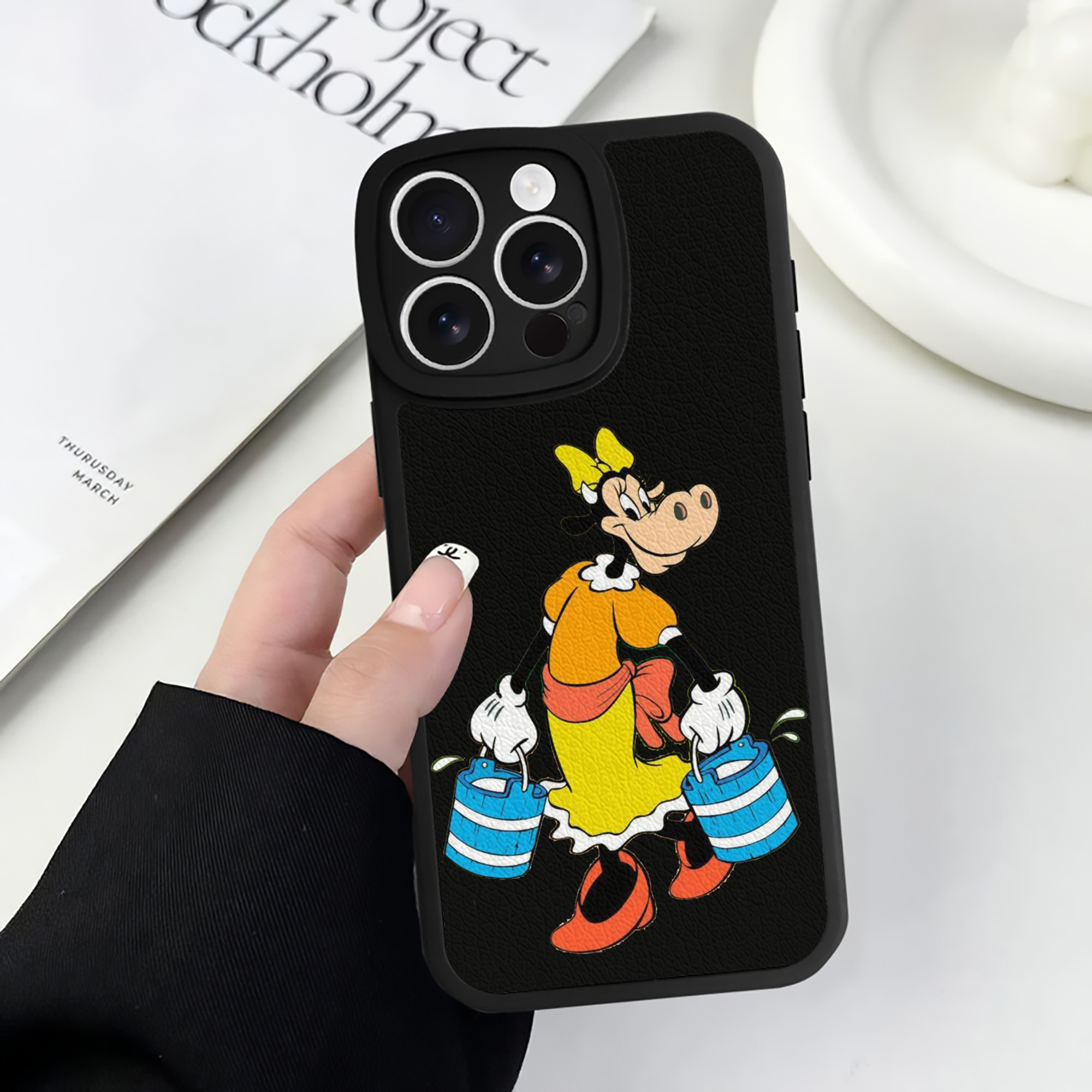（画像用） ミッキーマウス Mickey Mouse 【iPhone 16シリーズ対応】シリコンスマホケース（レザー調） 材質：シリコン